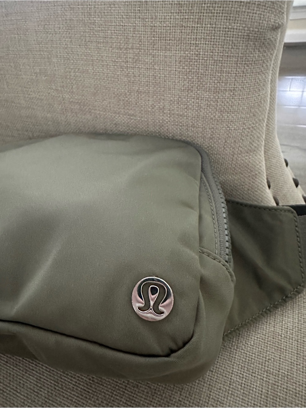 Lululemon Everywhere Belt Bag large 2L Olive Green Nylon Adjustable Strap - Picture 2 of 4